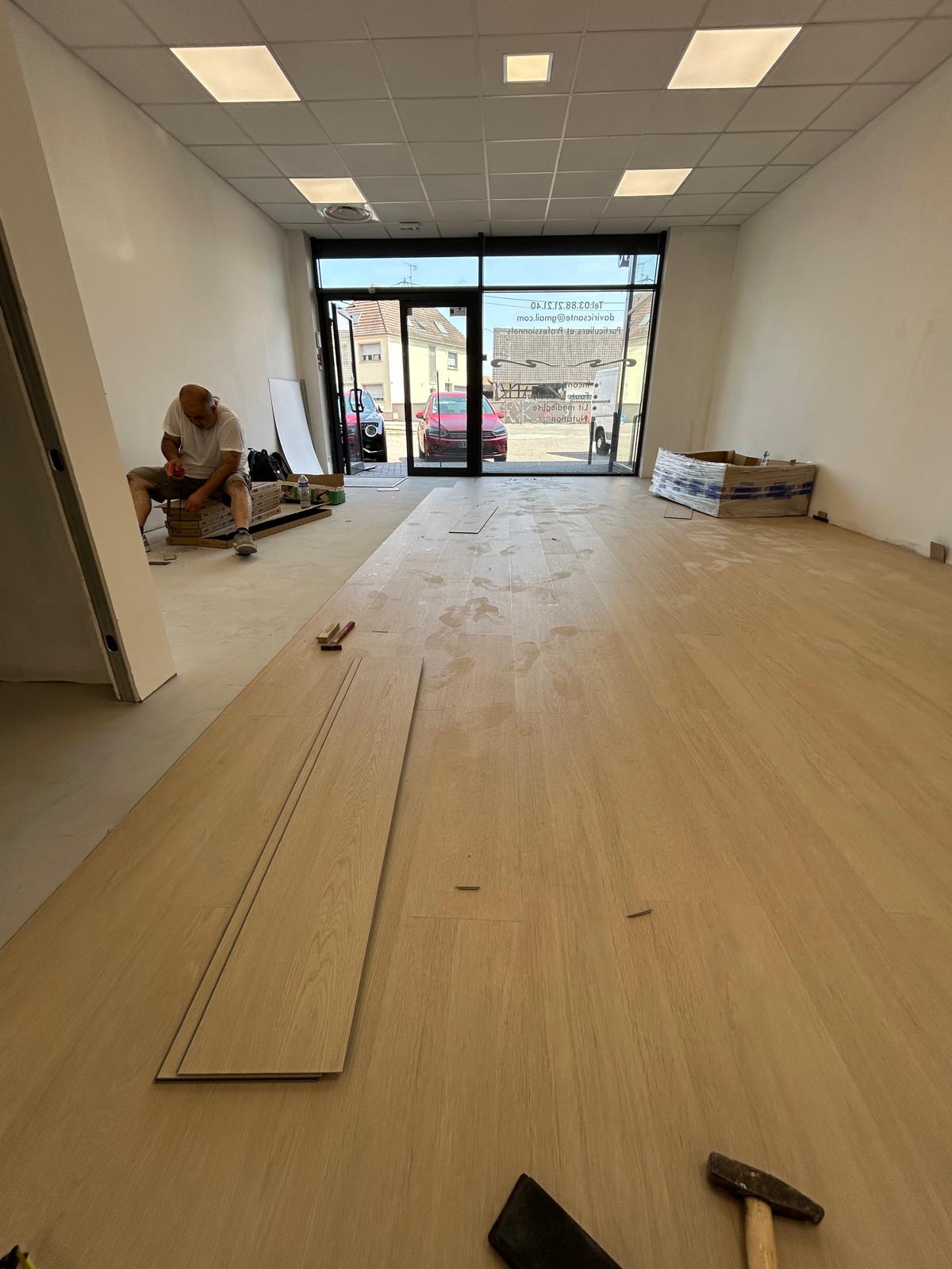 Pose de parquet stratifié — chantier Eco Renov 67 à Strasbourg
