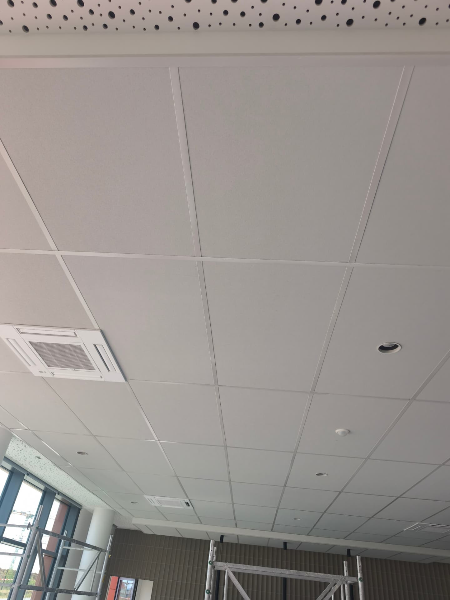 Faux plafond acoustique & climatisation — chantier Eco Renov 67 à Strasbourg