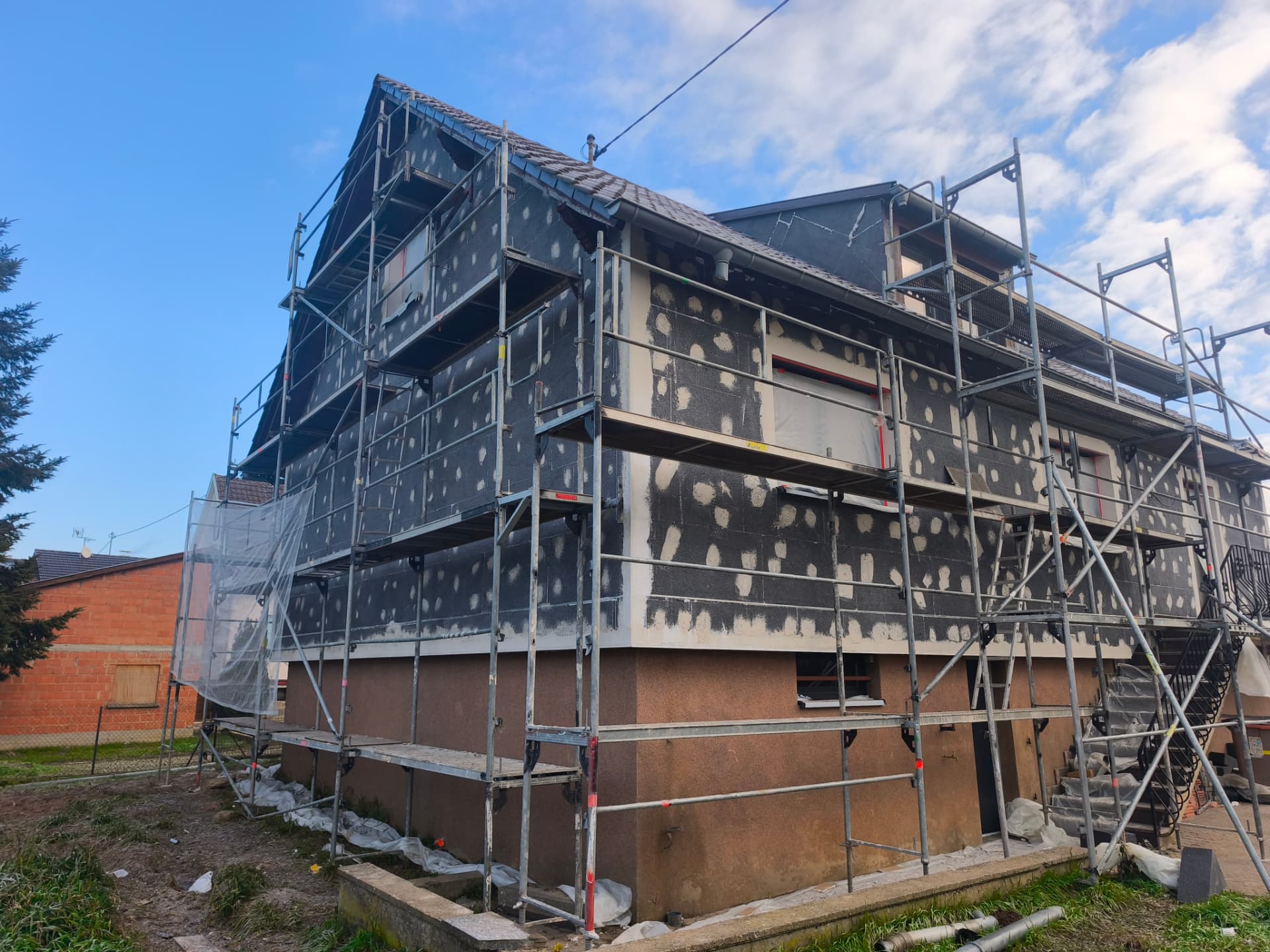 ITE graphite — façade complète R+2 — chantier Eco Renov 67 à Alsace
