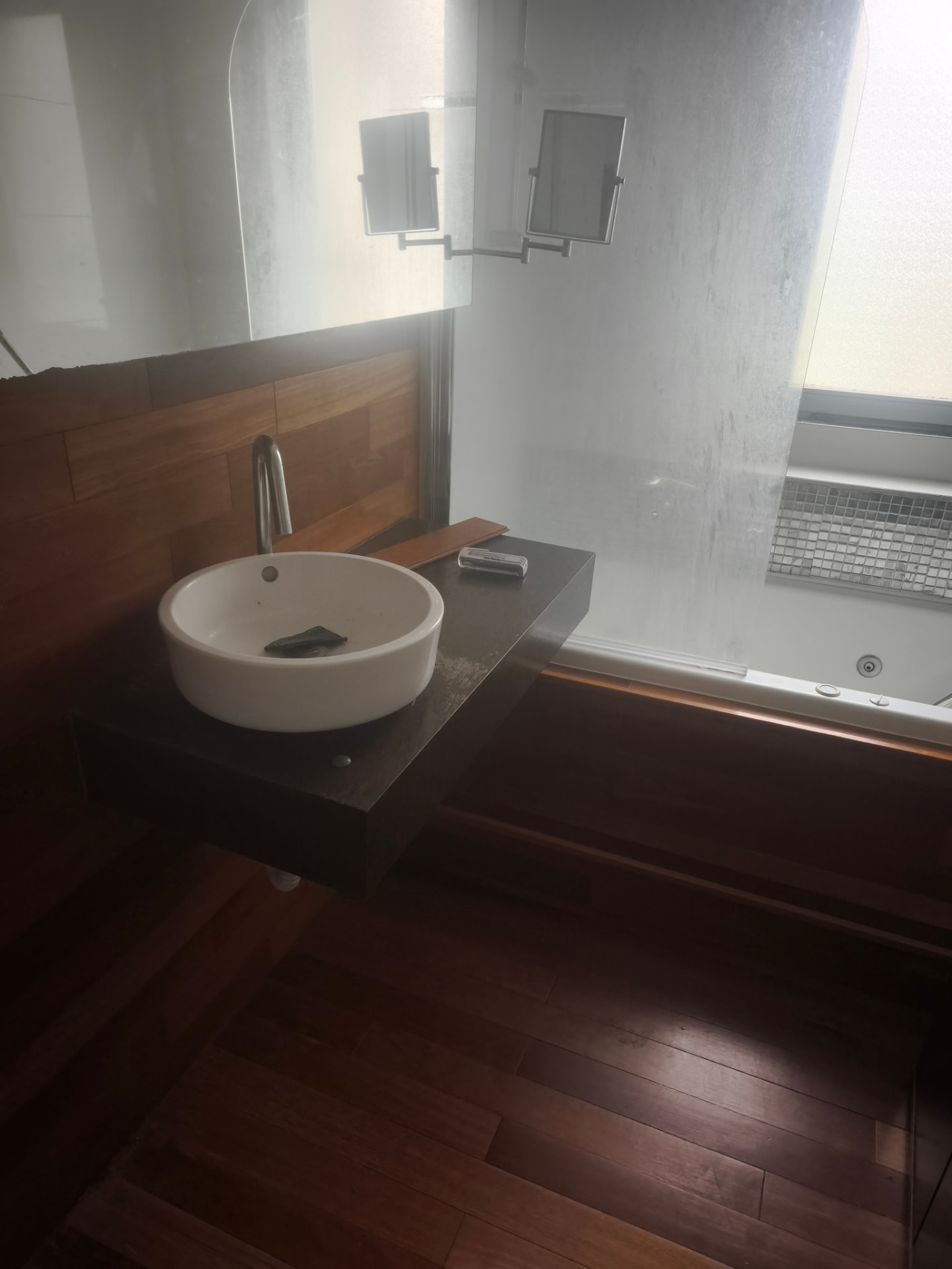 Salle de bain — vasque design & parquet — chantier Eco Renov 67 à Bas-Rhin
